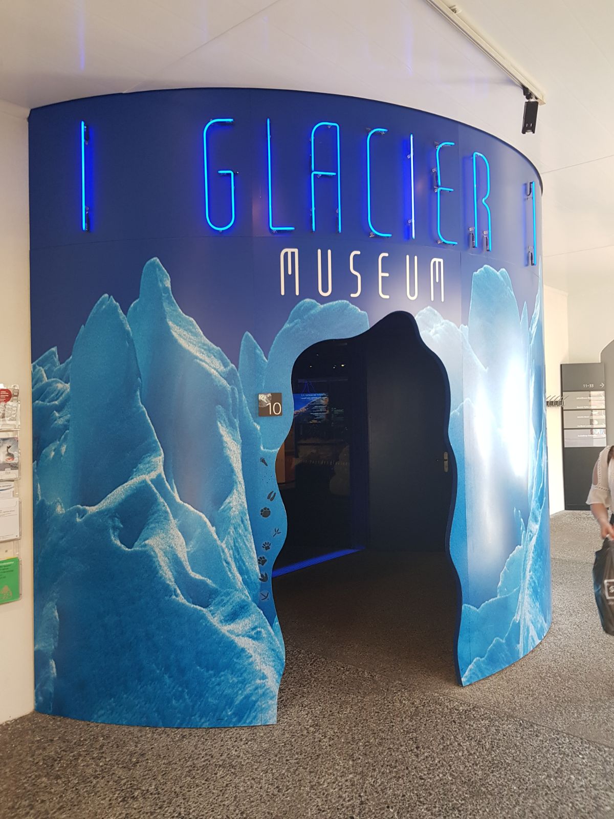 der-atmosph-rische-kontrast-des-gletschermuseums-zum-white-cube